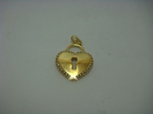MINI PINGENTE CORAÇÃO COM CHAVE OURO 18 KILATES