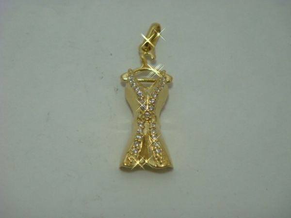 MINI PINGENTE VESTIDINHO EM OURO 18 KILATES